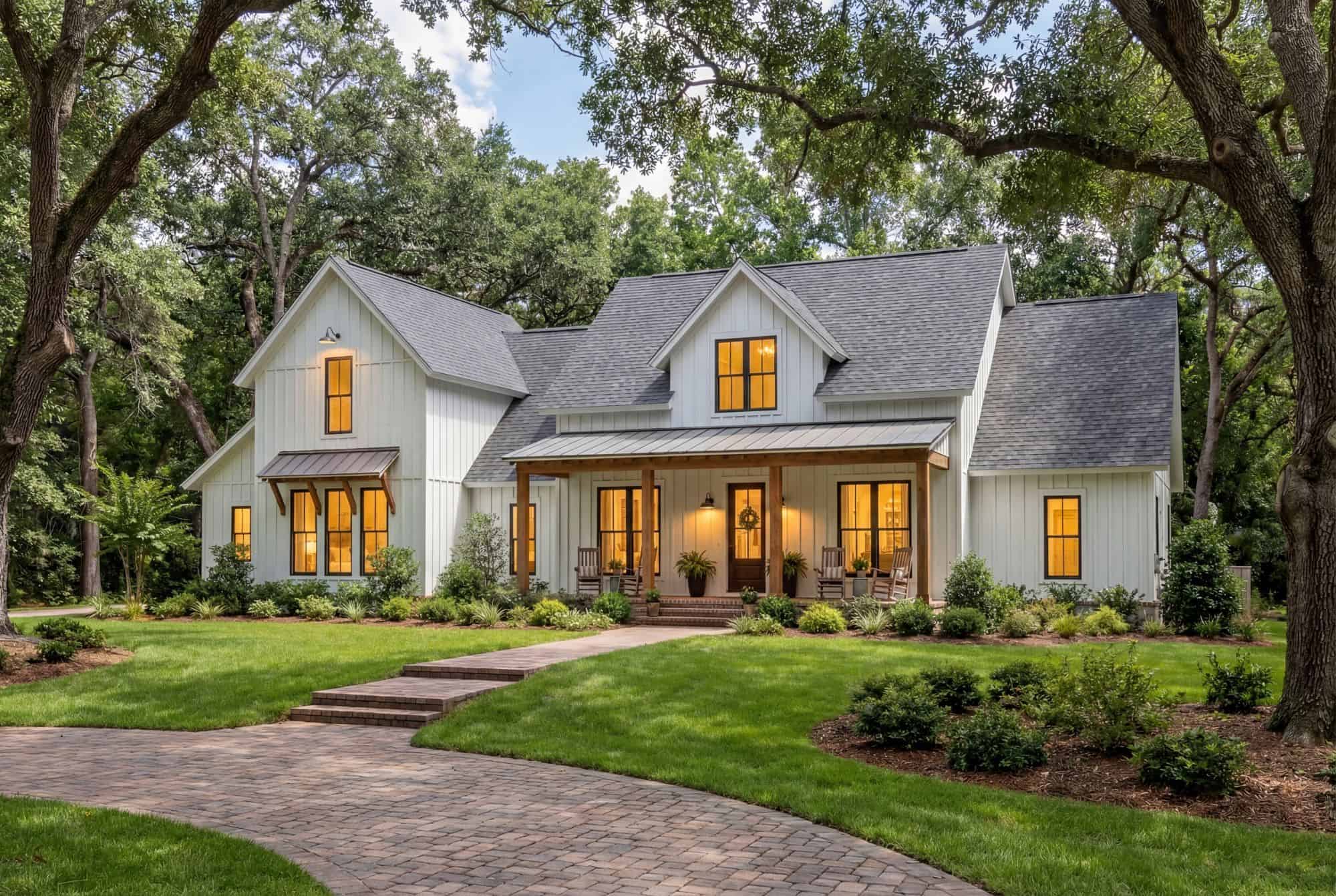 Front elevation of Country home (ThePlanCollection: House Plan #142-1185)