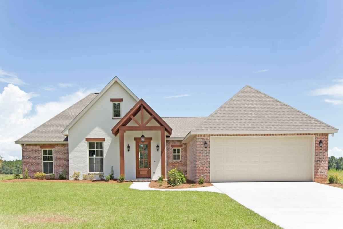 Front elevation of Traditional home (ThePlanCollection: House Plan #142-1201)