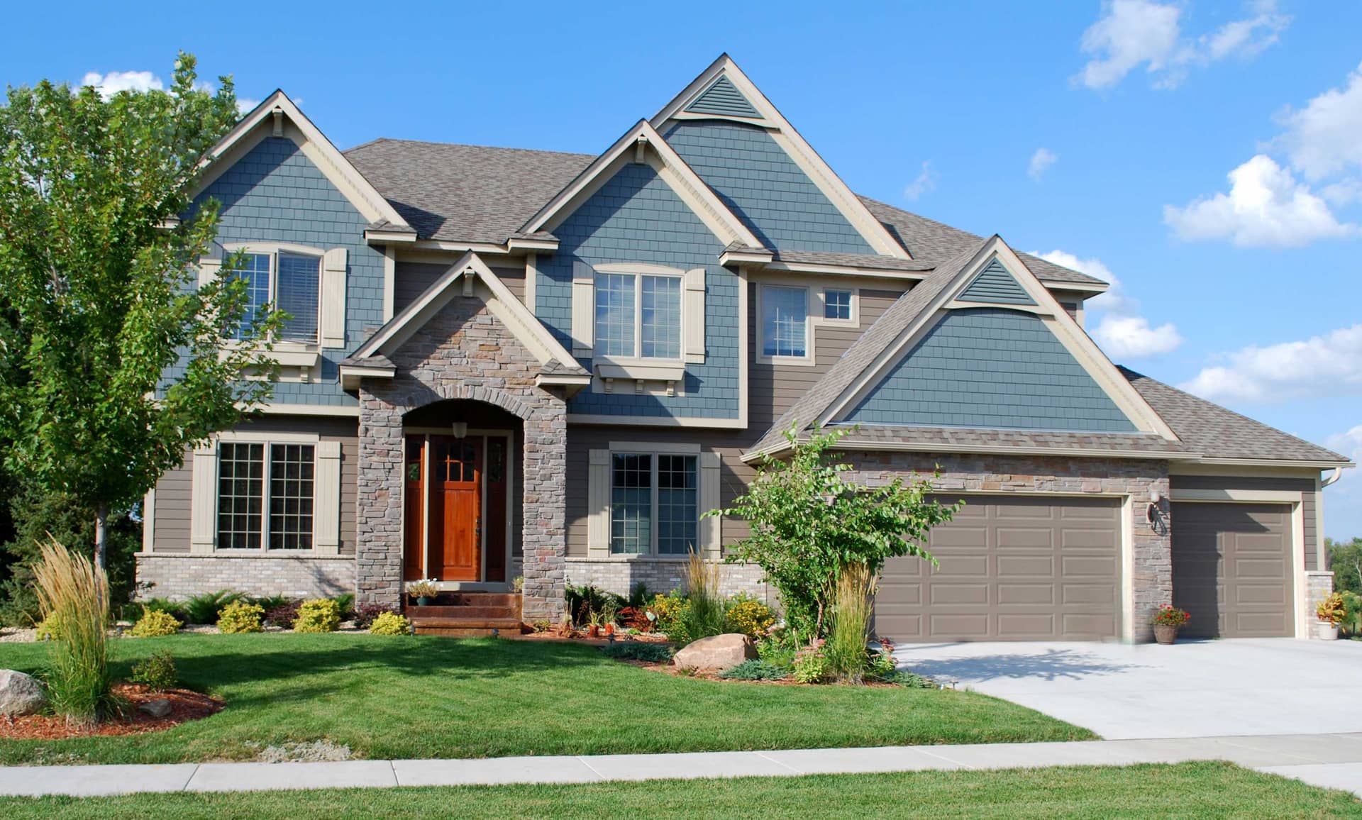 Front view of Craftsman home (ThePlanCollection: House Plan #146-2797)