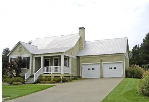 Front elevation of Country home (ThePlanCollection: House Plan #153-1517)