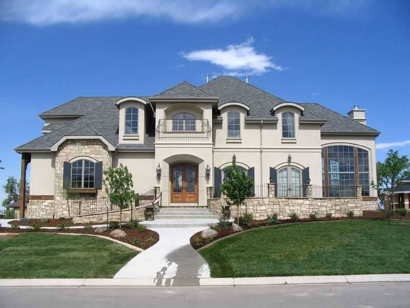 Front elevation of Craftsman home (ThePlanCollection: House Plan #161-1047)