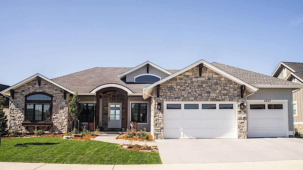 Ranch style home (ThePlanCollection: Plan #161-1136)