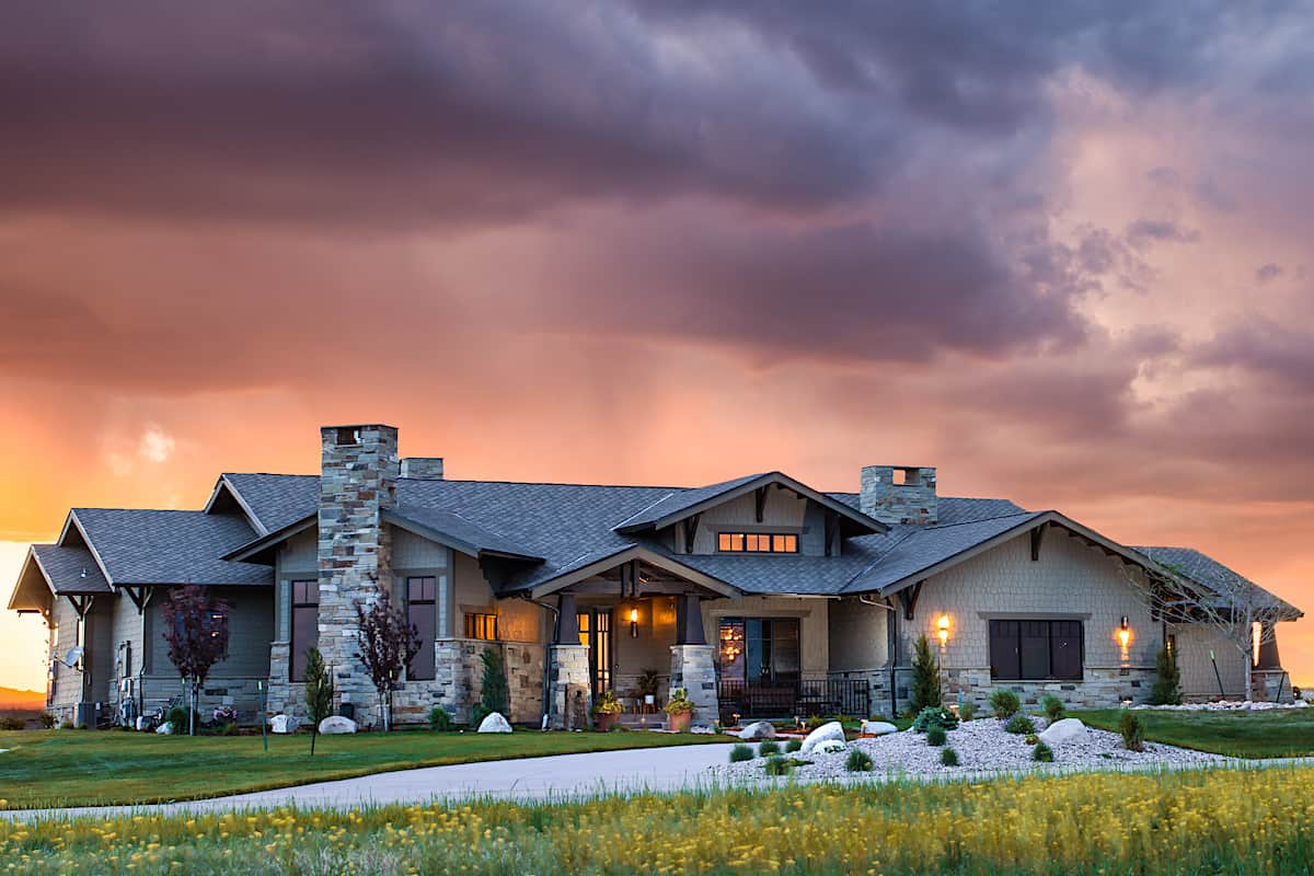 Luxury home (ThePlanCollection: Plan #161-1139)