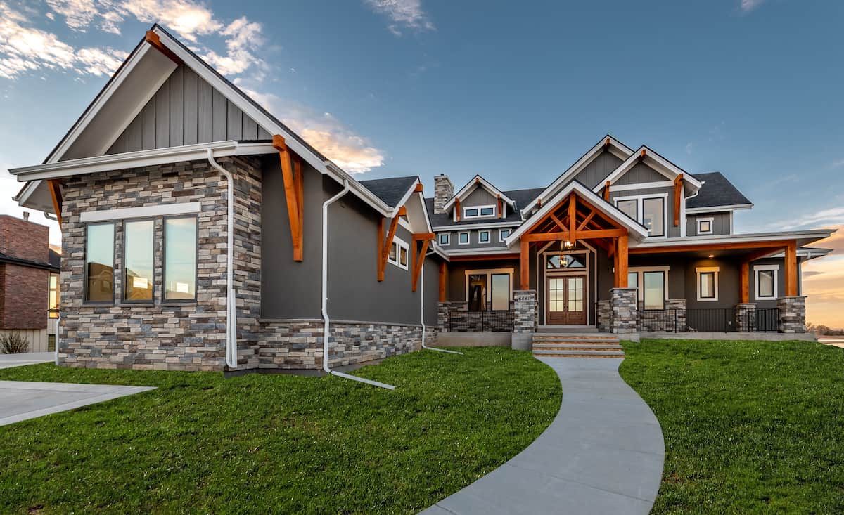 Modern Farmhouse home (ThePlanCollection: Plan #161-1142)