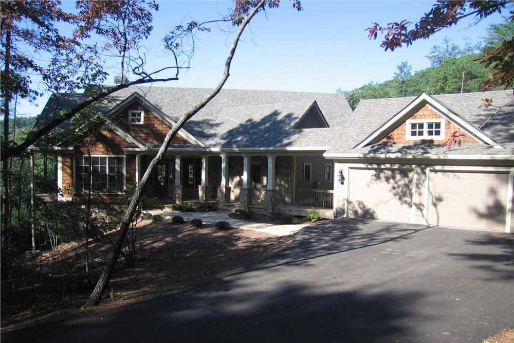 Color photograph of Country home plan (ThePlanCollection: House Plan #163-1033)