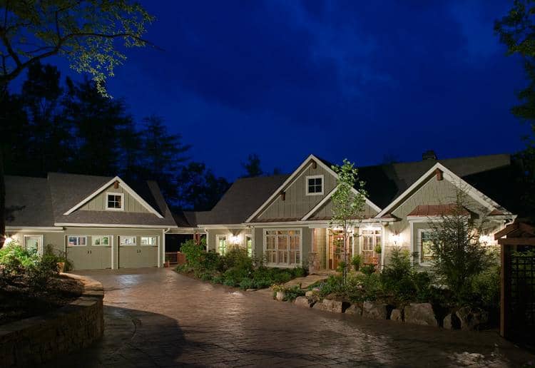 Color photograph of Country home plan (ThePlanCollection: House Plan #163-1052)