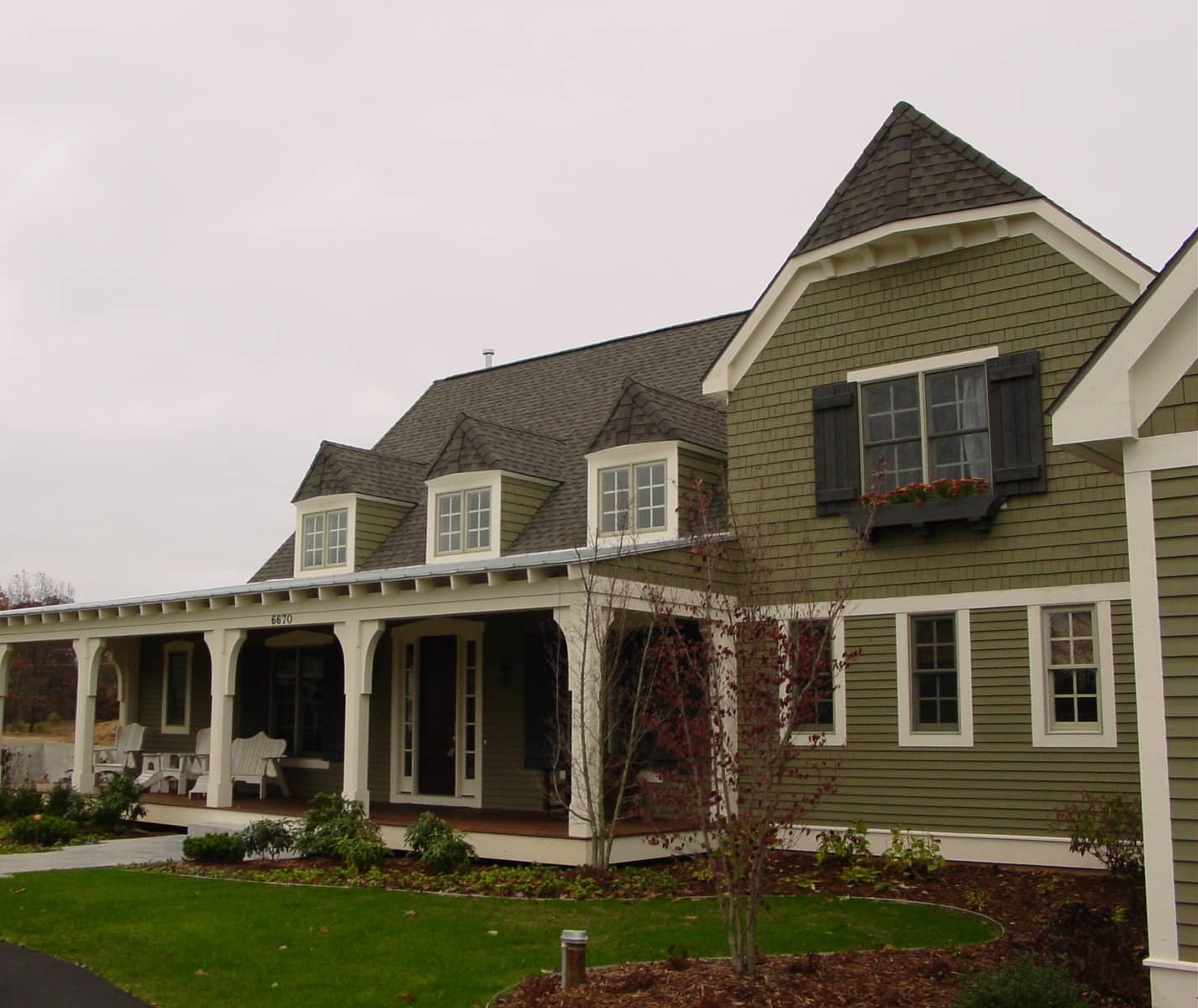 Front elevation of Traditional home (ThePlanCollection: House Plan #168-1114)