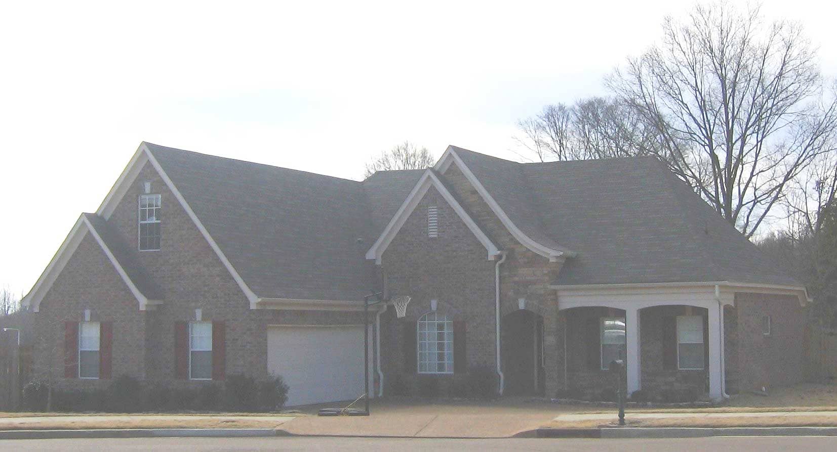 Front view of Cape Cod home (ThePlanCollection: House Plan #170-1194)