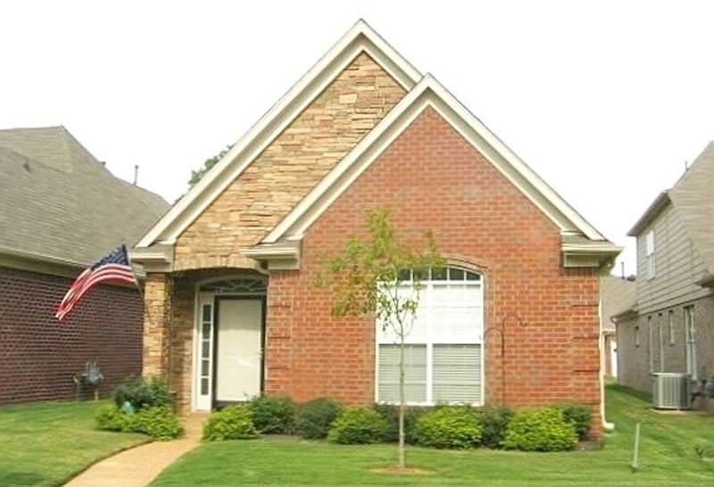 Front view of Southern home (ThePlanCollection: House Plan #170-1223)