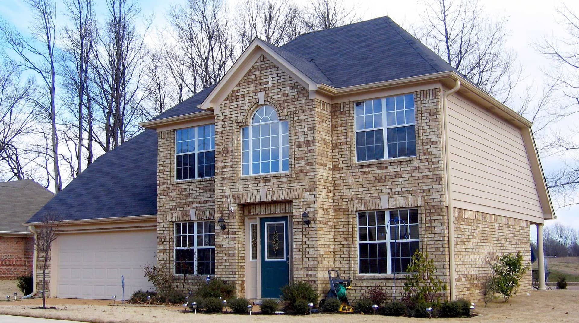 Front view of Traditional home (ThePlanCollection: House Plan #170-1379)