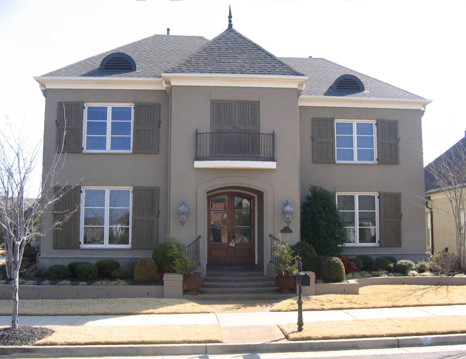 Front view of Country home (ThePlanCollection: House Plan #170-1537)