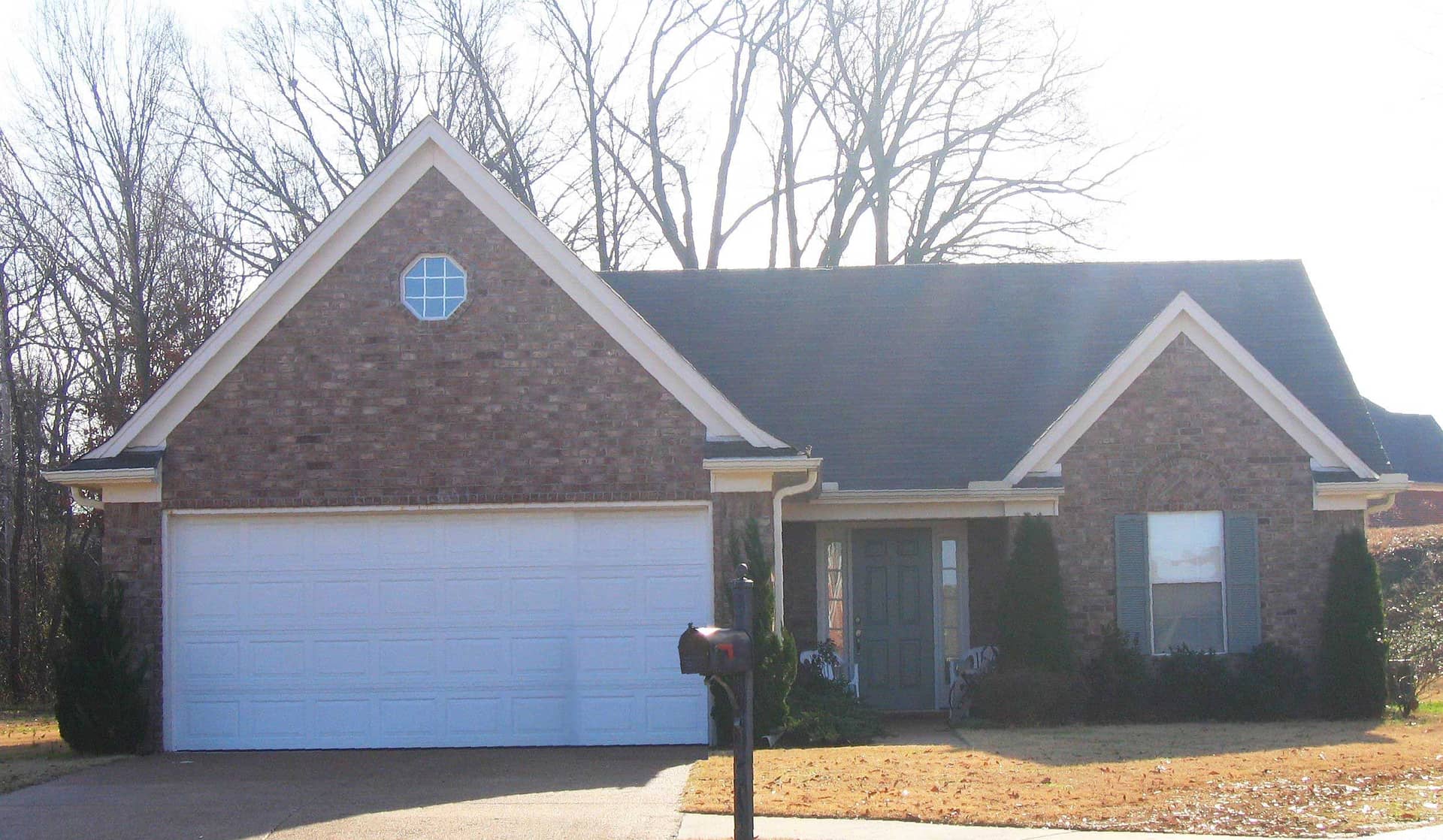 Front view of Ranch home (ThePlanCollection: House Plan #170-1561)