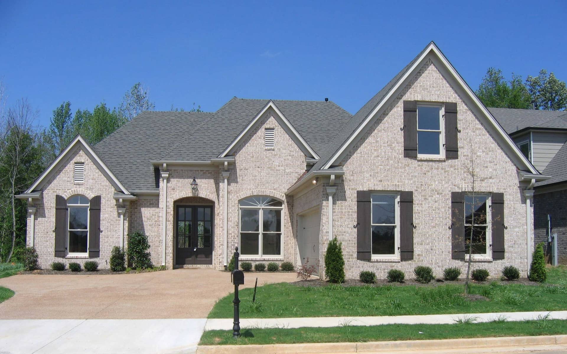 Front view of Cape Cod home (ThePlanCollection: House Plan #170-1733)