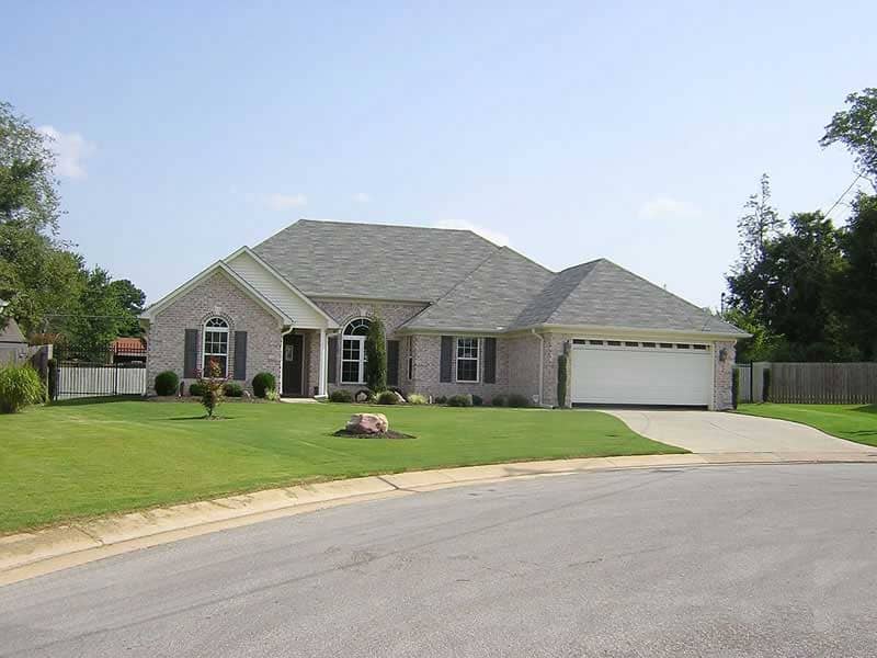 Front view of Ranch home (ThePlanCollection: House Plan #170-2331)