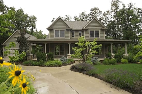 Color Photograph of Country home (ThePlanCollection: House Plan #178-1096)