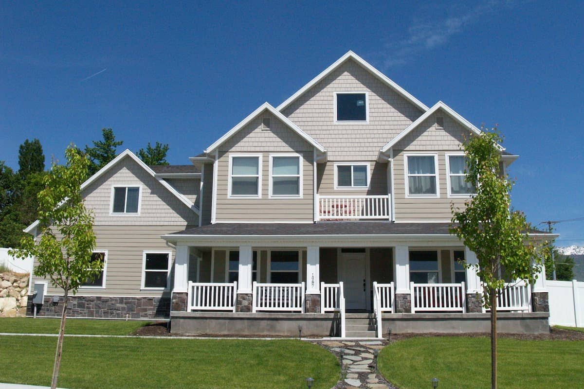 Farmhouse style home (ThePlanCollection: Plan #187-1001)