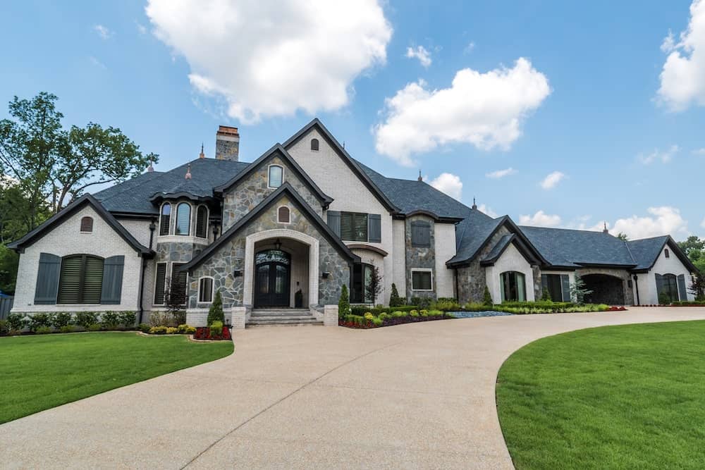 Luxury home (ThePlanCollection: Plan #193-1125)