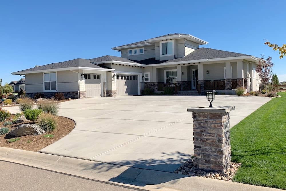 Contemporary style home (ThePlanCollection: Plan #194-1008)