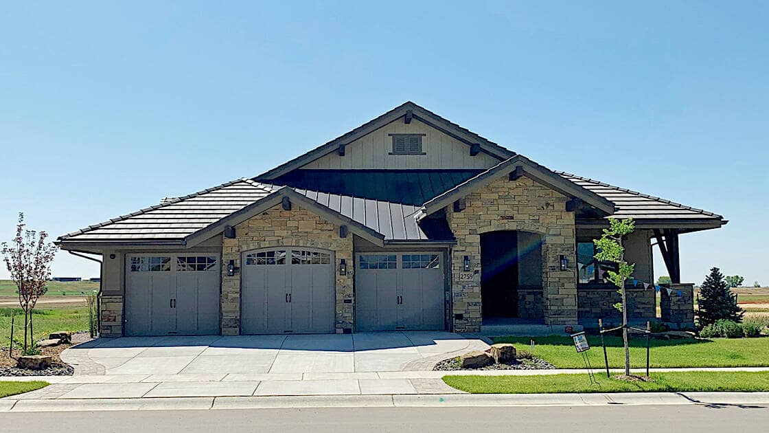 Ranch home plan (ThePlanCollection: Plan #194-1017)