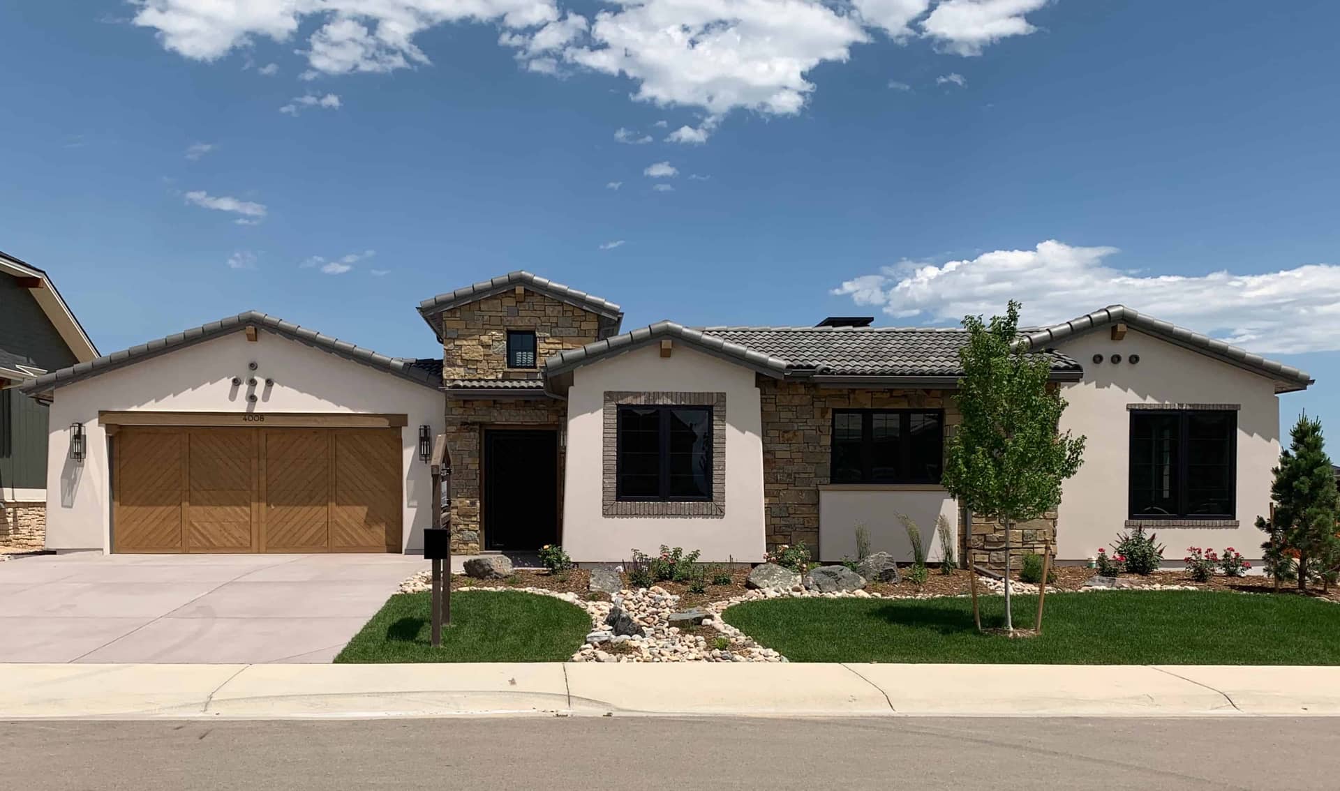 Southwestern style home (ThePlanCollection: Plan #194-1046)