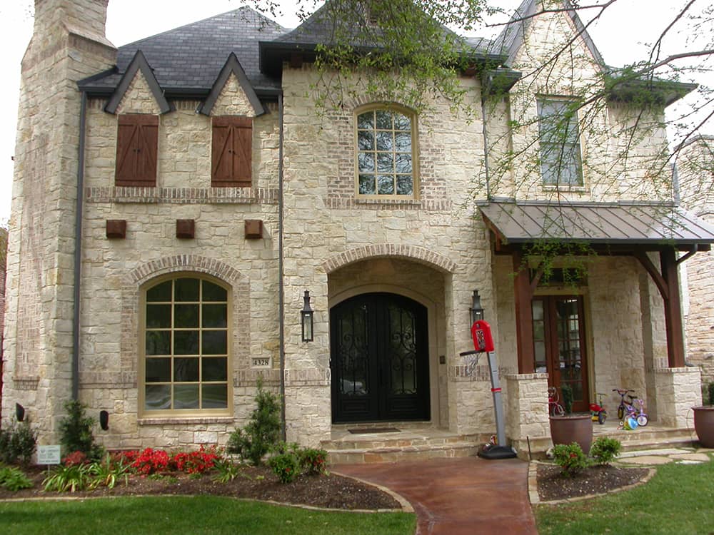 Front elevation of Craftsman home (ThePlanCollection: House Plan #195-1079)