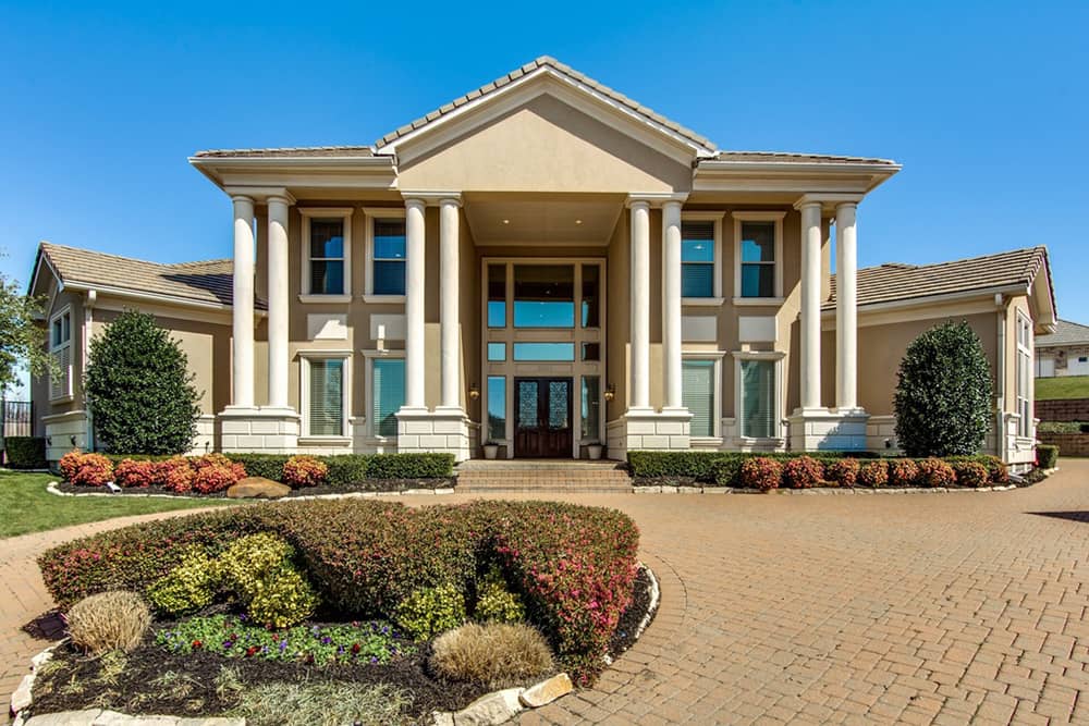 Front elevation of Georgian home (ThePlanCollection: House Plan #195-1152)