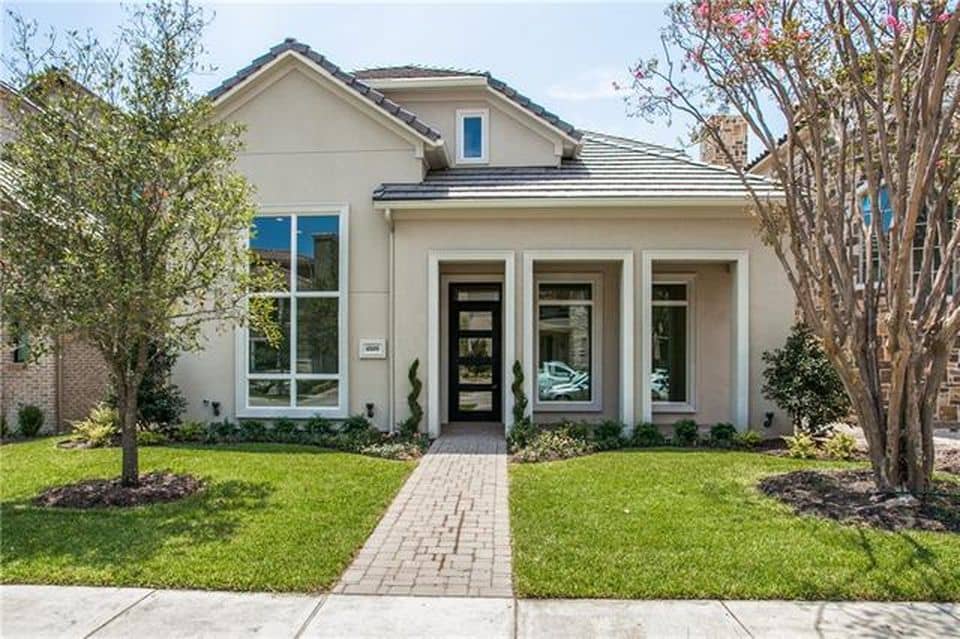 Front elevation of Cottage home (ThePlanCollection: House Plan #195-1194)