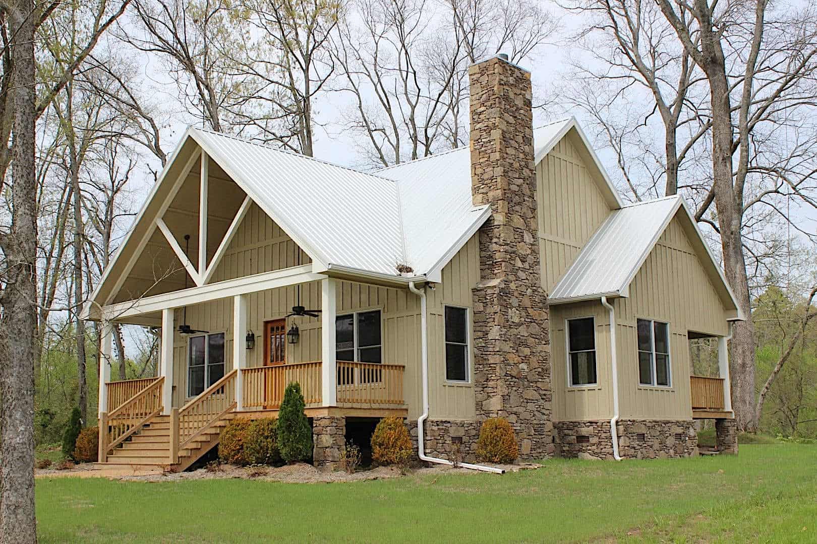 Rustic home (ThePlanCollection: Plan #196-1009)