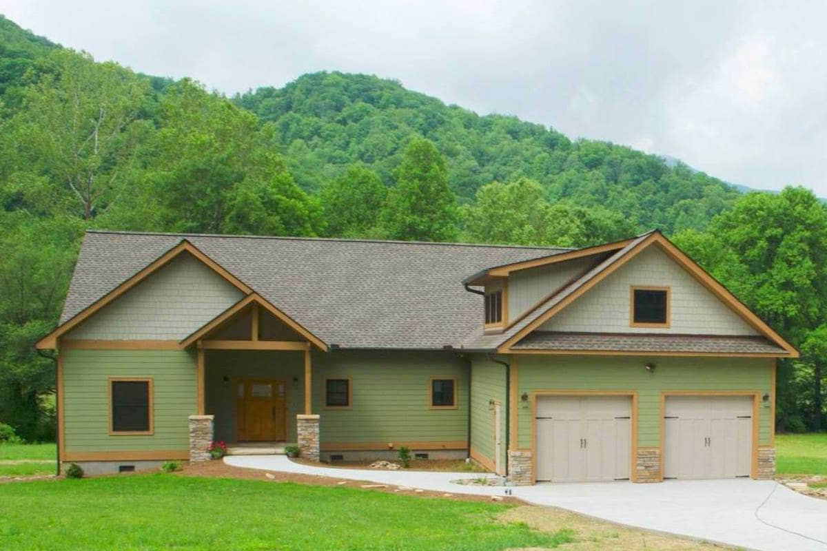 Ranch home plan (ThePlanCollection: House Plan #196-1089)