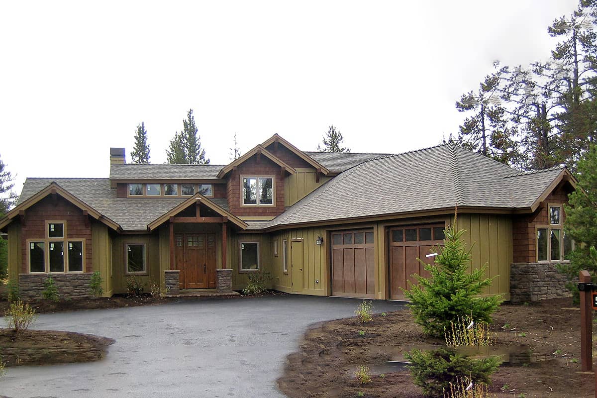 Craftsman style home (ThePlanCollection: Plan #202-1005)