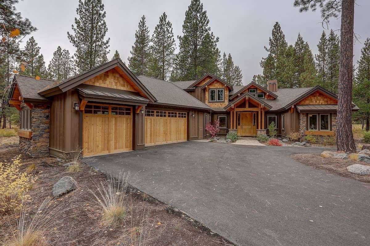 Craftsman style home (ThePlanCollection: Plan #202-1018)