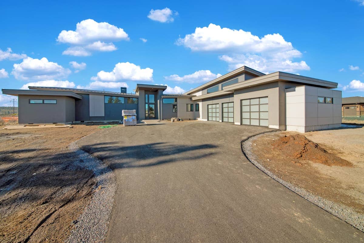 Contemporary Style home (ThePlanCollection: Plan #202-1033)