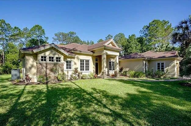 Front elevation of Traditional home (ThePlanCollection: House Plan #219-1000)