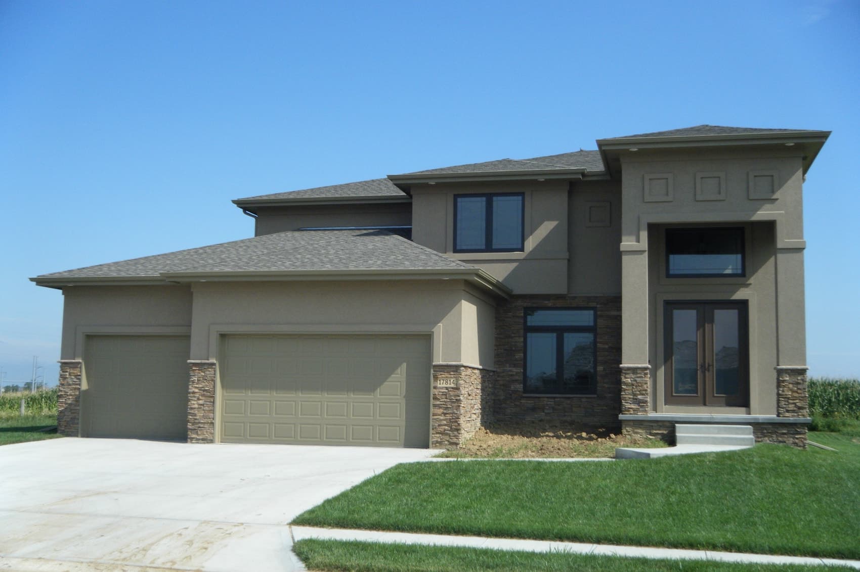 3-Bedroom, 2642 Sq Ft Contemporary House Plan - 100-1140 - Front Exterior