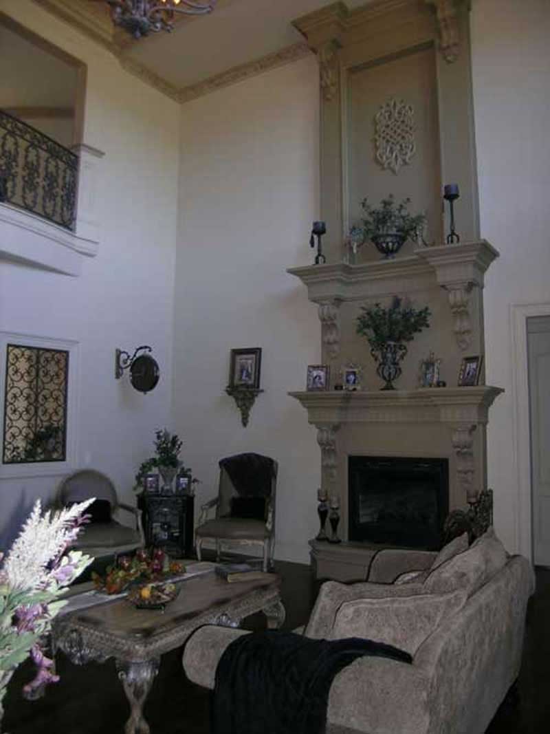 INTERIOR PHOTO