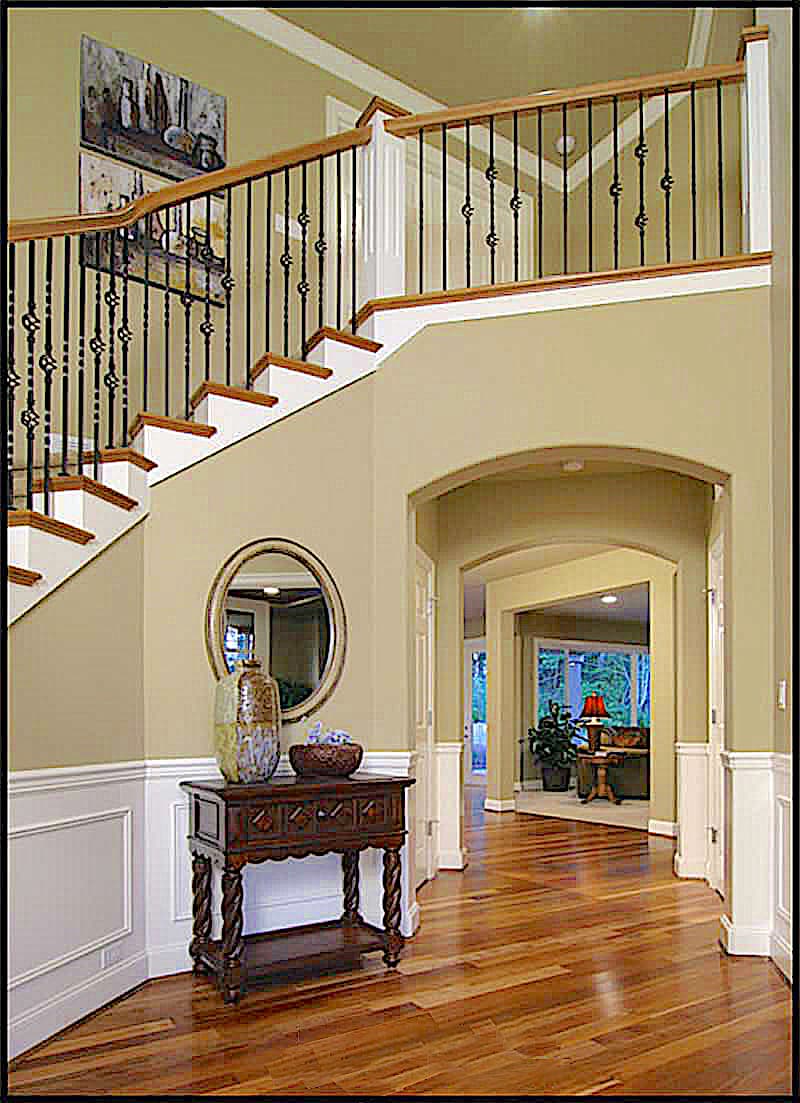 Entry Hall: Staircase