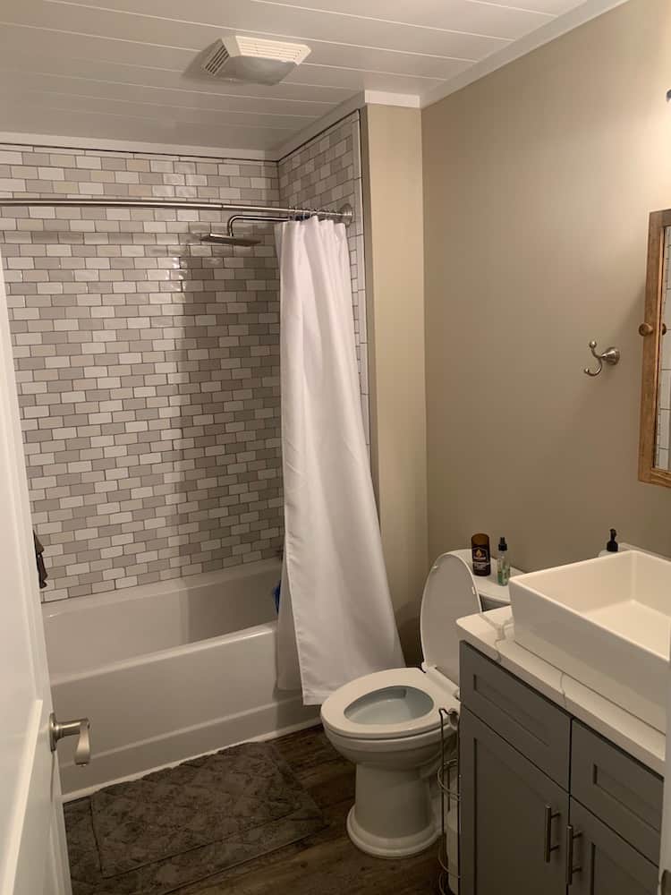 Master Bathroom: Tub