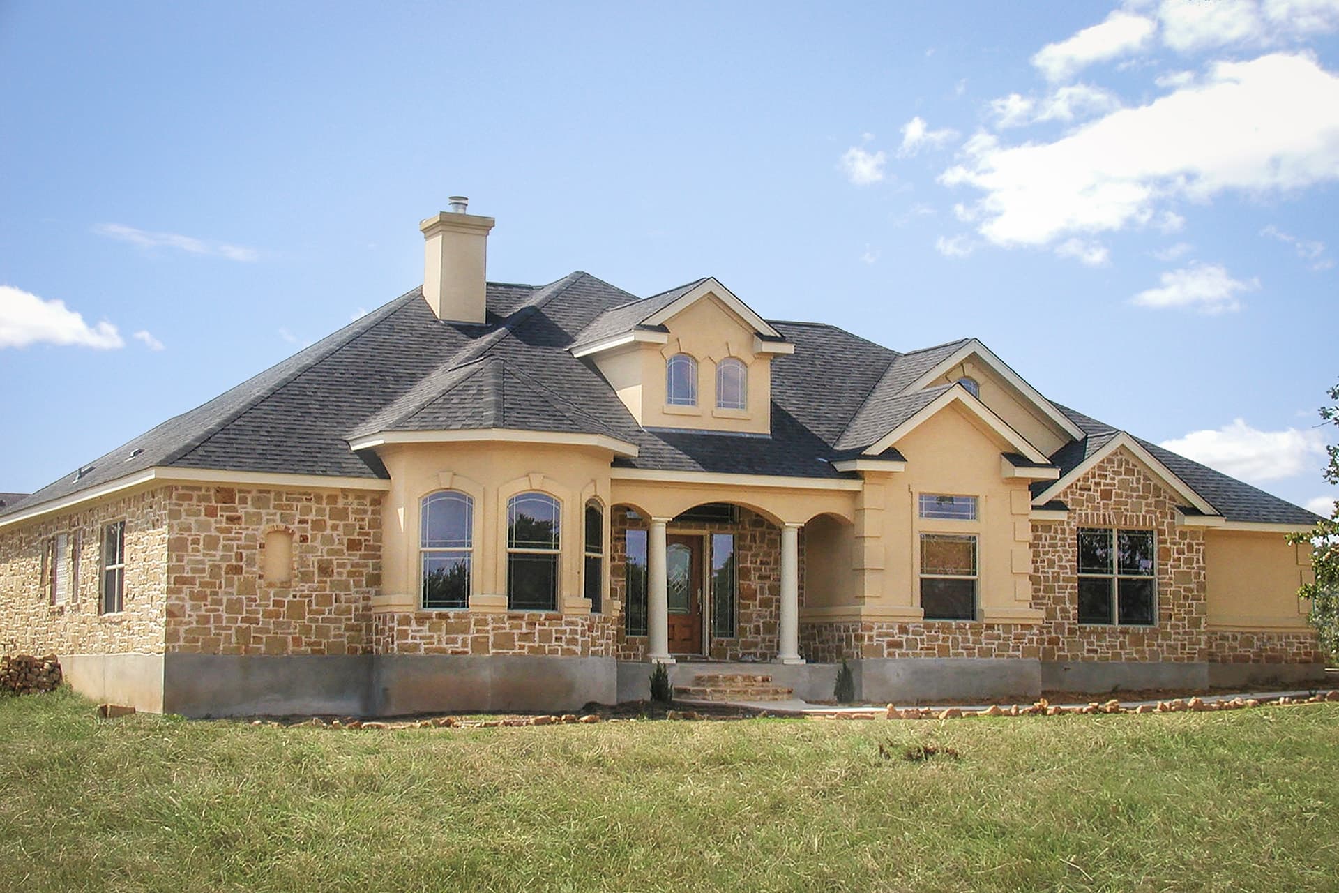 3-Bedroom, 2014 Sq Ft Texas Style House Plan - 136-1029 - Front Exterior