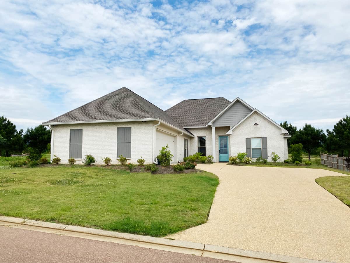 3-Bedroom, 1936 Sq Ft Country Ranch Plan - 140-1129 - Main Exterior