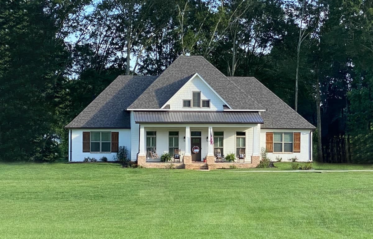 4-Bedroom, 2942 Sq Ft Traditional House Plan - 140-1131 - Front Exterior