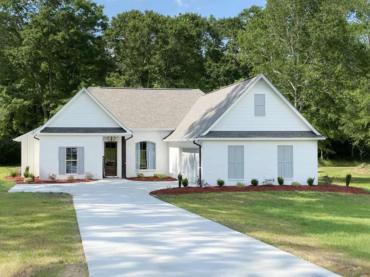 Front elevation of Traditional home (ThePlanCollection: House Plan #140-1138)