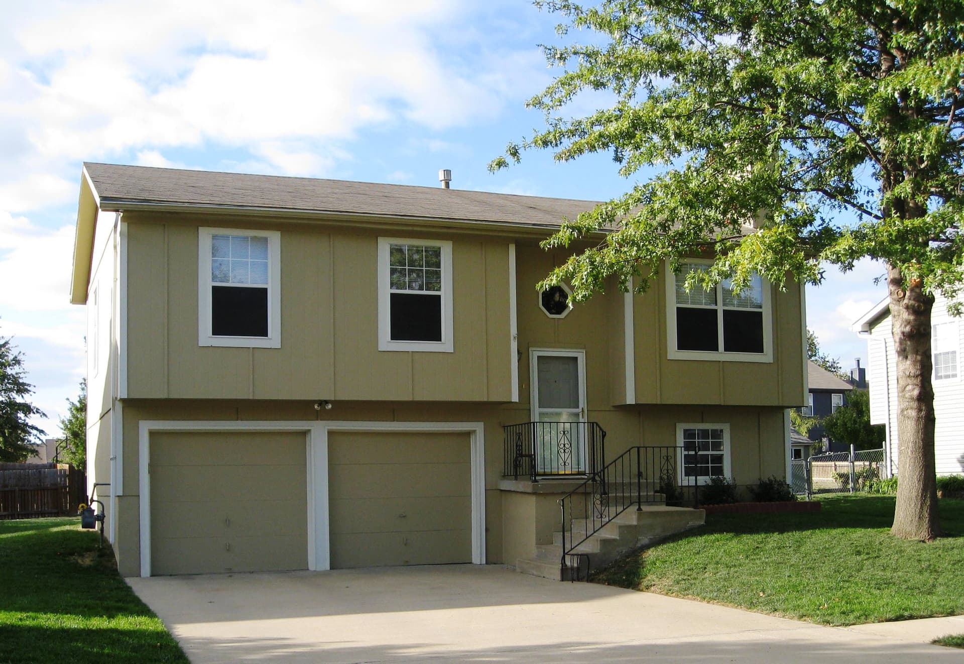 3-Bedroom, 1433 Sq Ft Multi-Level House Plan - 147-1015 - Front Exterior