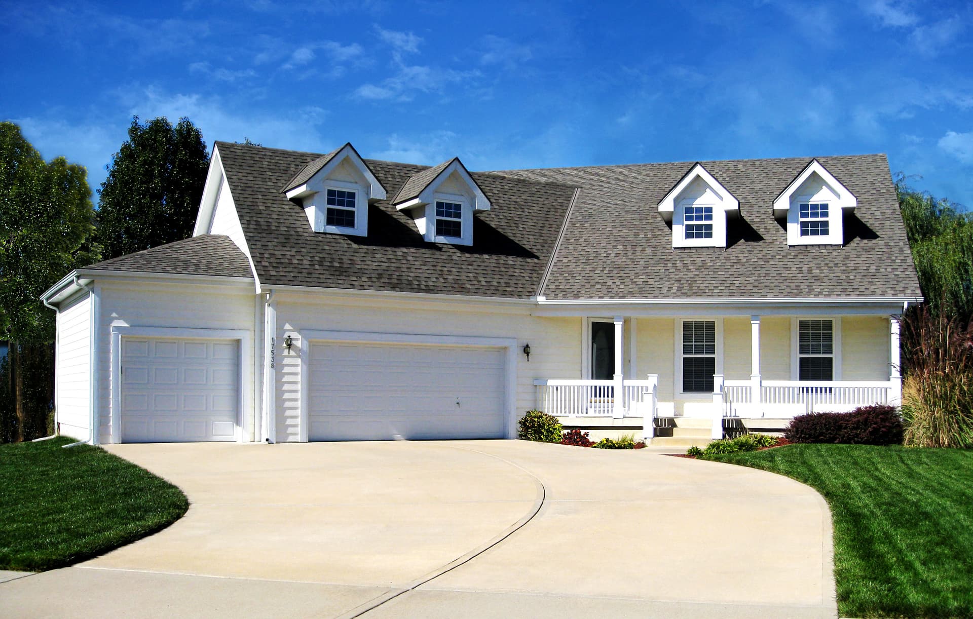 4-Bedroom, 2160 Sq Ft Country Home Plan - 147-1077 - Main Exterior