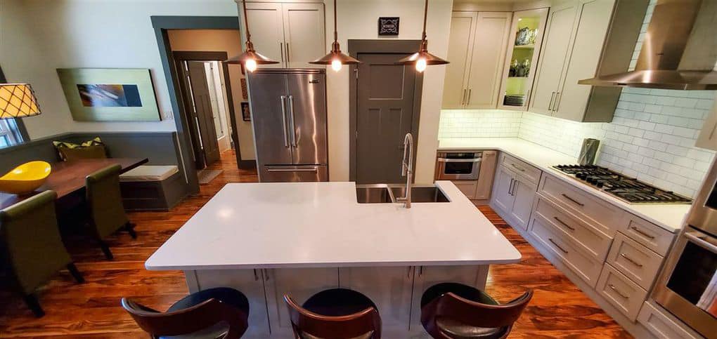 Kitchen: Breakfast Bar