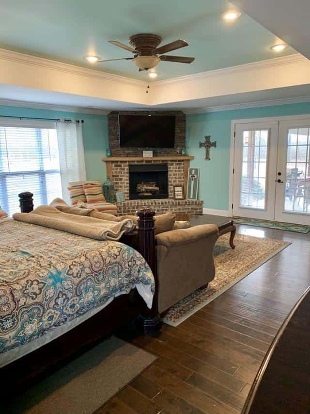 Master Bedroom: Fireplace