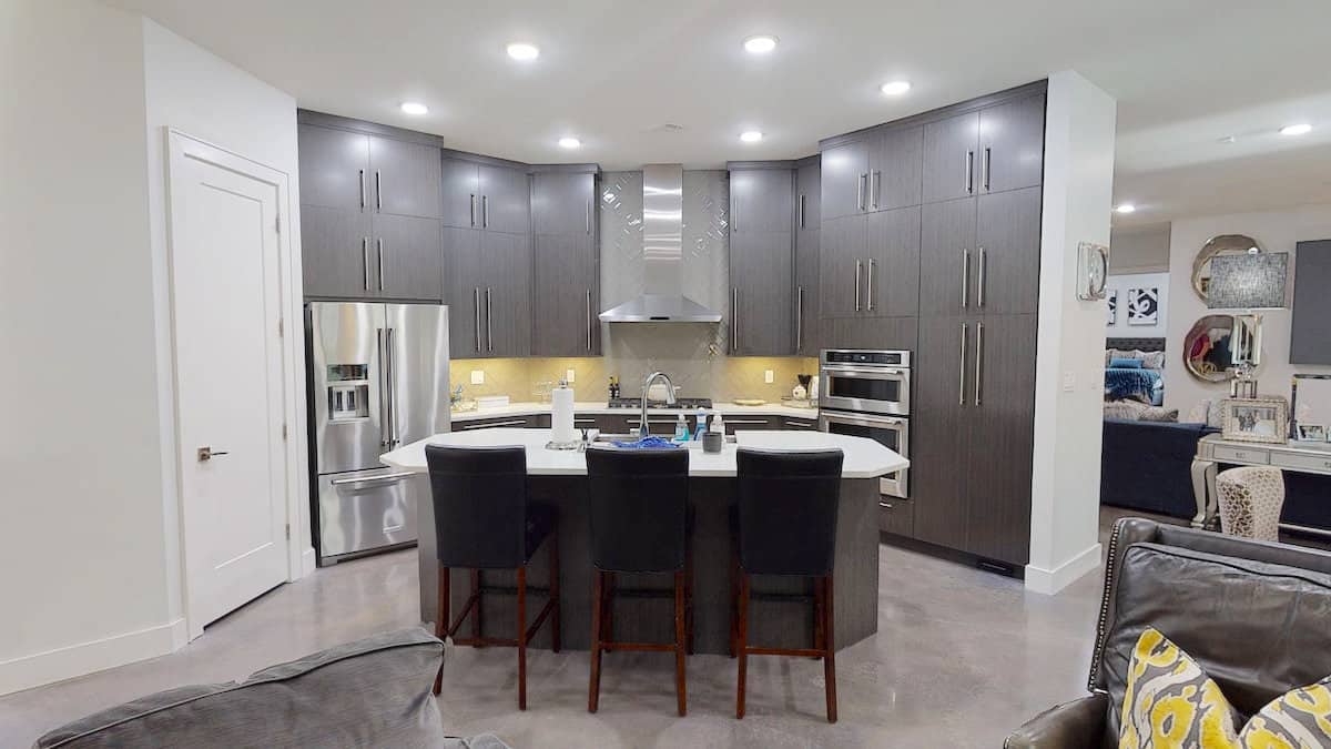 Kitchen: Breakfast Bar