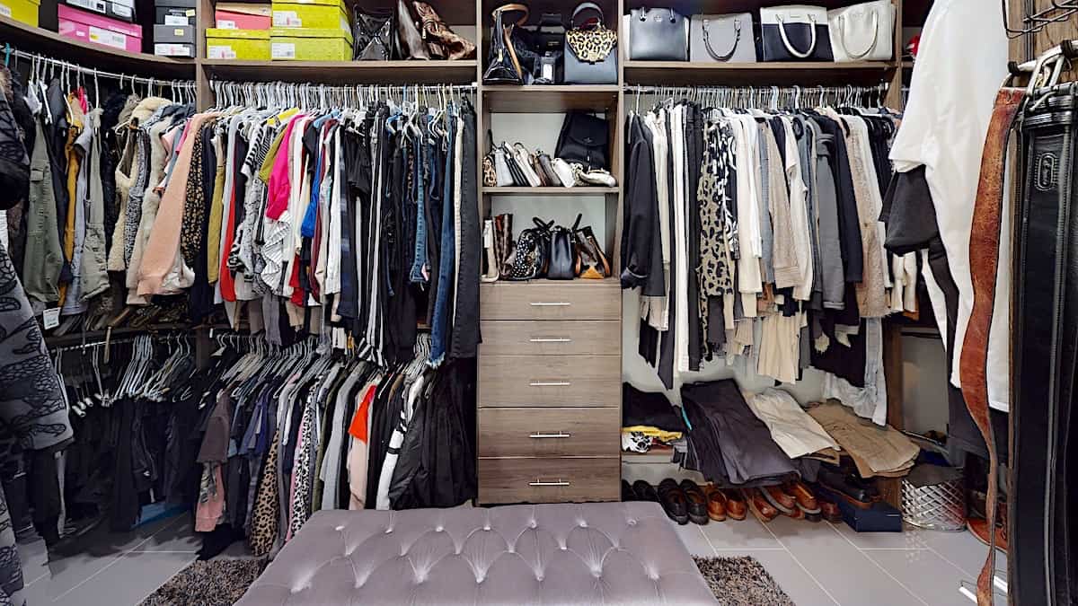 Master Bedroom: Closet