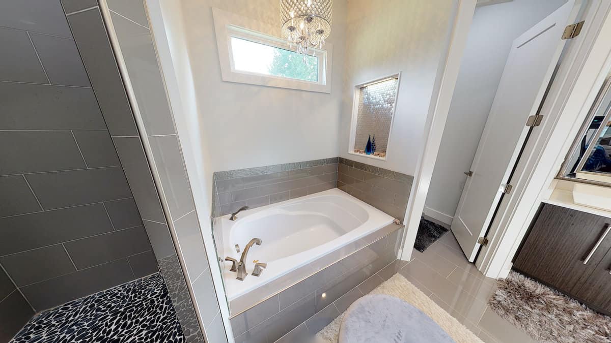 Master Bathroom: Tub