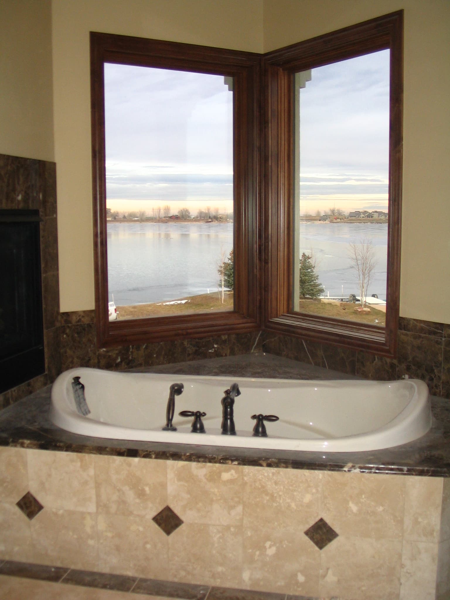 Master Bathroom: Tub