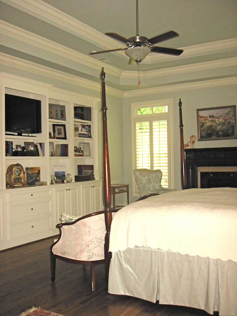 Master Bedroom: Fireplace